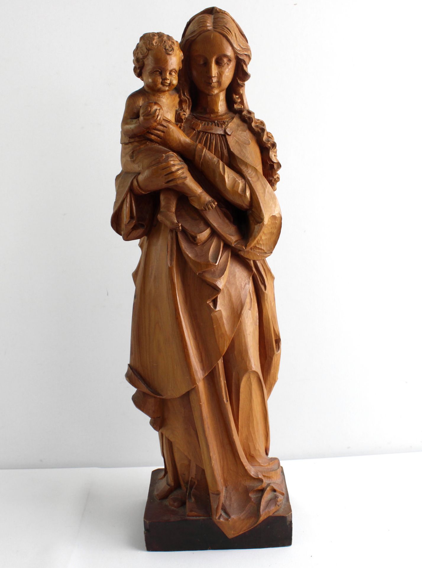 Holzskulptur, Madonna mit Jesuskind, Lindenholz geschnitzt, lasiert, H. 56 cm
