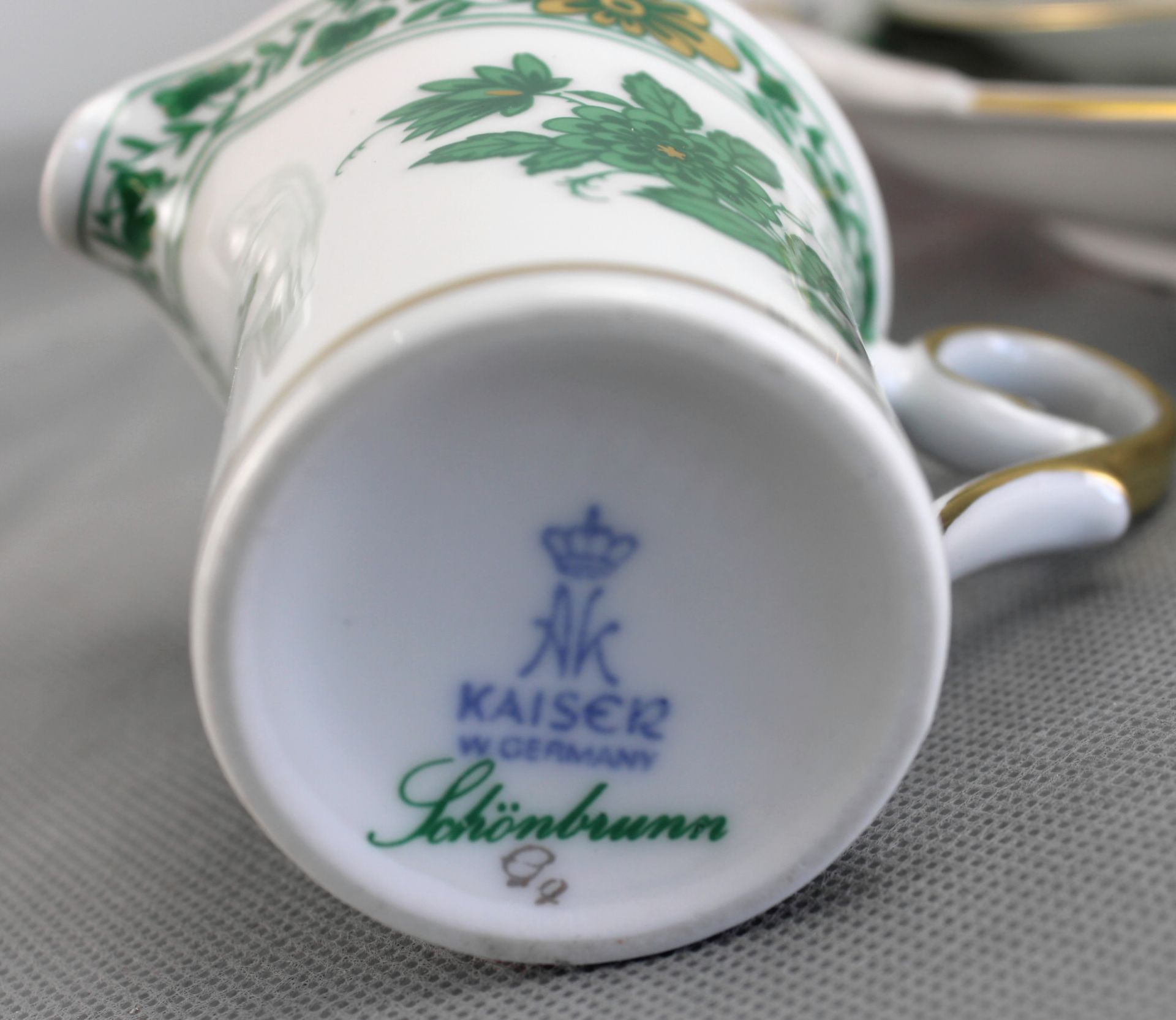 Kaffeeservice mit Tablett, Kaiser Porzellan Schönbrunn, Apponyi mit Goldrand, 8-tlg. - Bild 3 aus 3