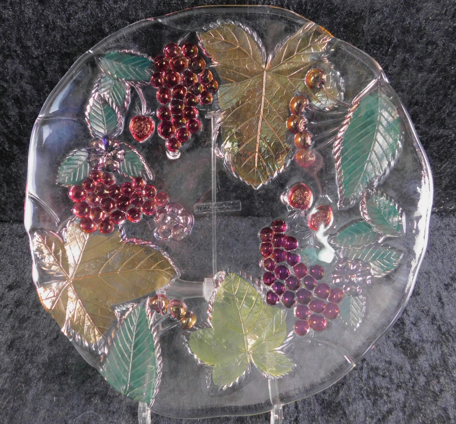TEMA Zierteller, geschliffenes Glas, polychrom handbemalt, reliefiertes Weinrebendekor, Ø 32 cm