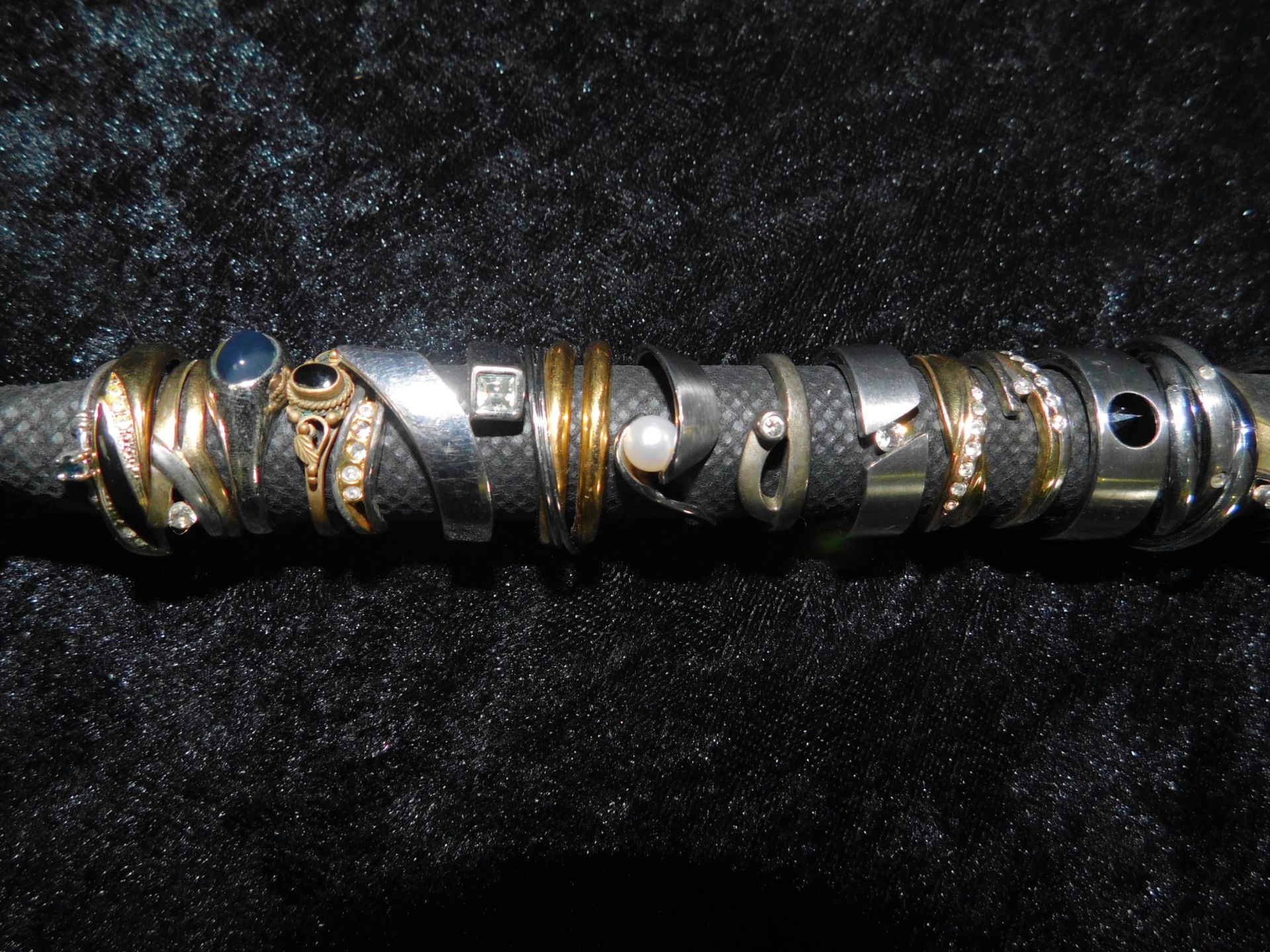 Posten Modeschmuck, 28 Ringe, gold-und silberfarben, Perlen, Strass-u. Schmucksteine - Bild 2 aus 3