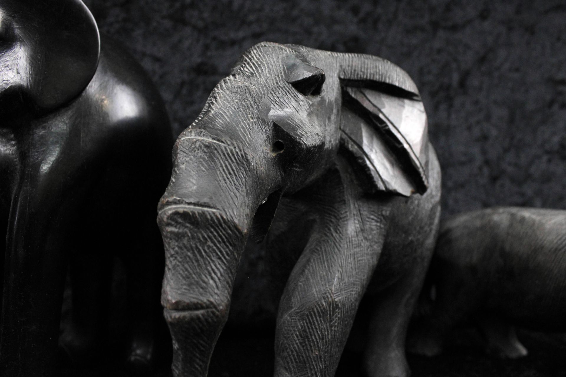 Konvolut, Afrikanische Tierfiguren, 4 Elefanten, 1 Nashorn, Holz geschnitzt, 20.Jh. - Bild 3 aus 3