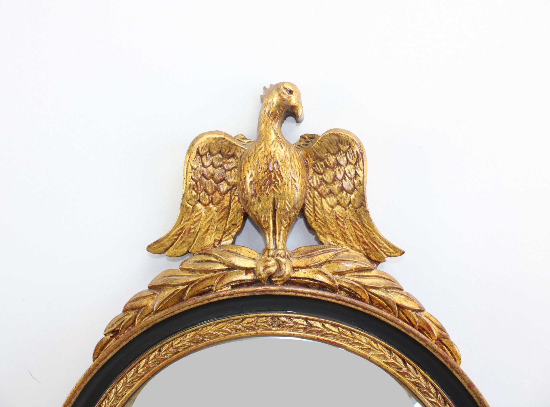 Spiegel mit Adlerbekrönung, Holz mit Goldstuck, Höhe 48 cm, 1.H.20.Jh. - Bild 2 aus 3