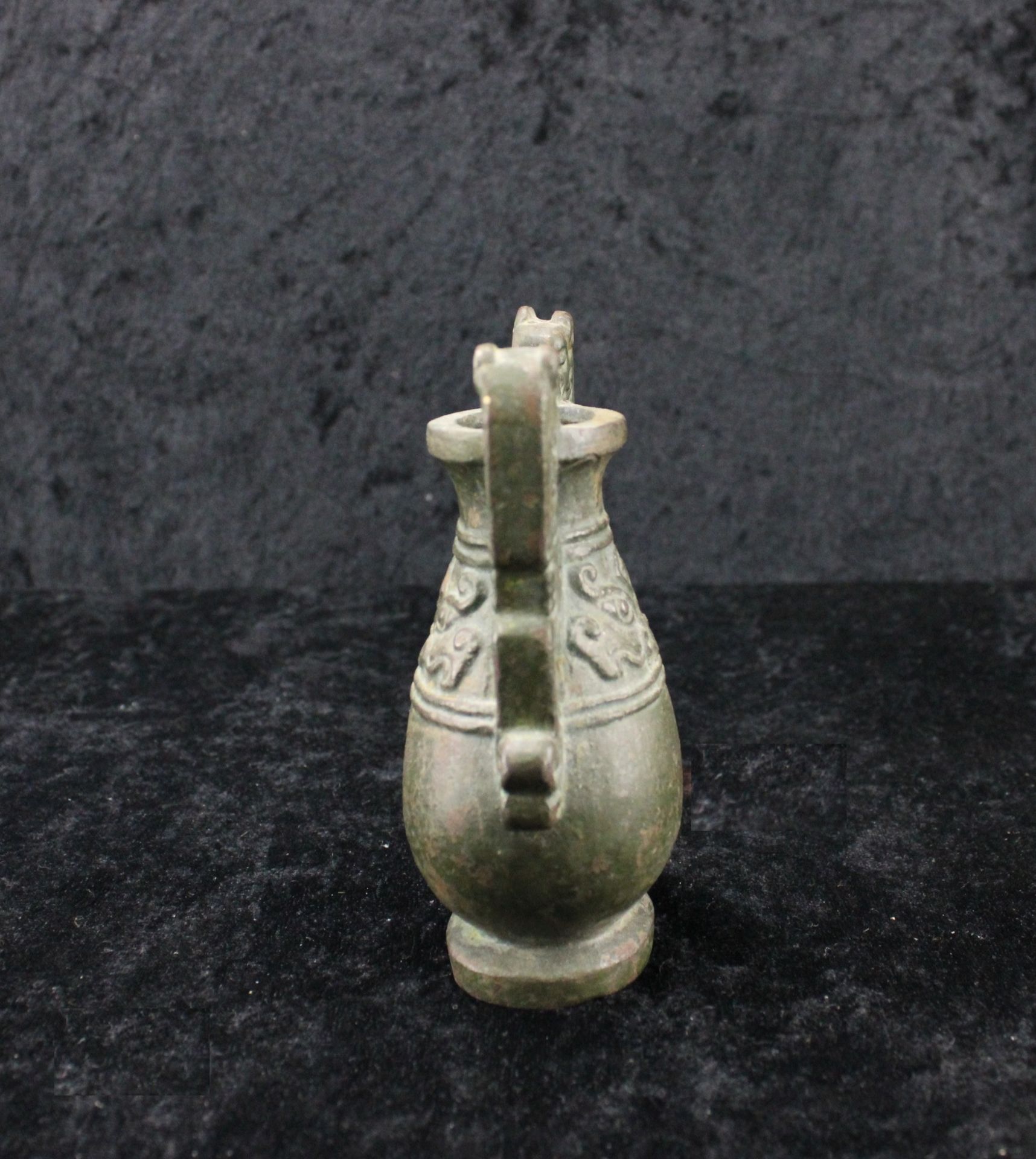 Chinesische Henkelvase aus Bronze, Henkel stilisierte Löwen - Bild 2 aus 2