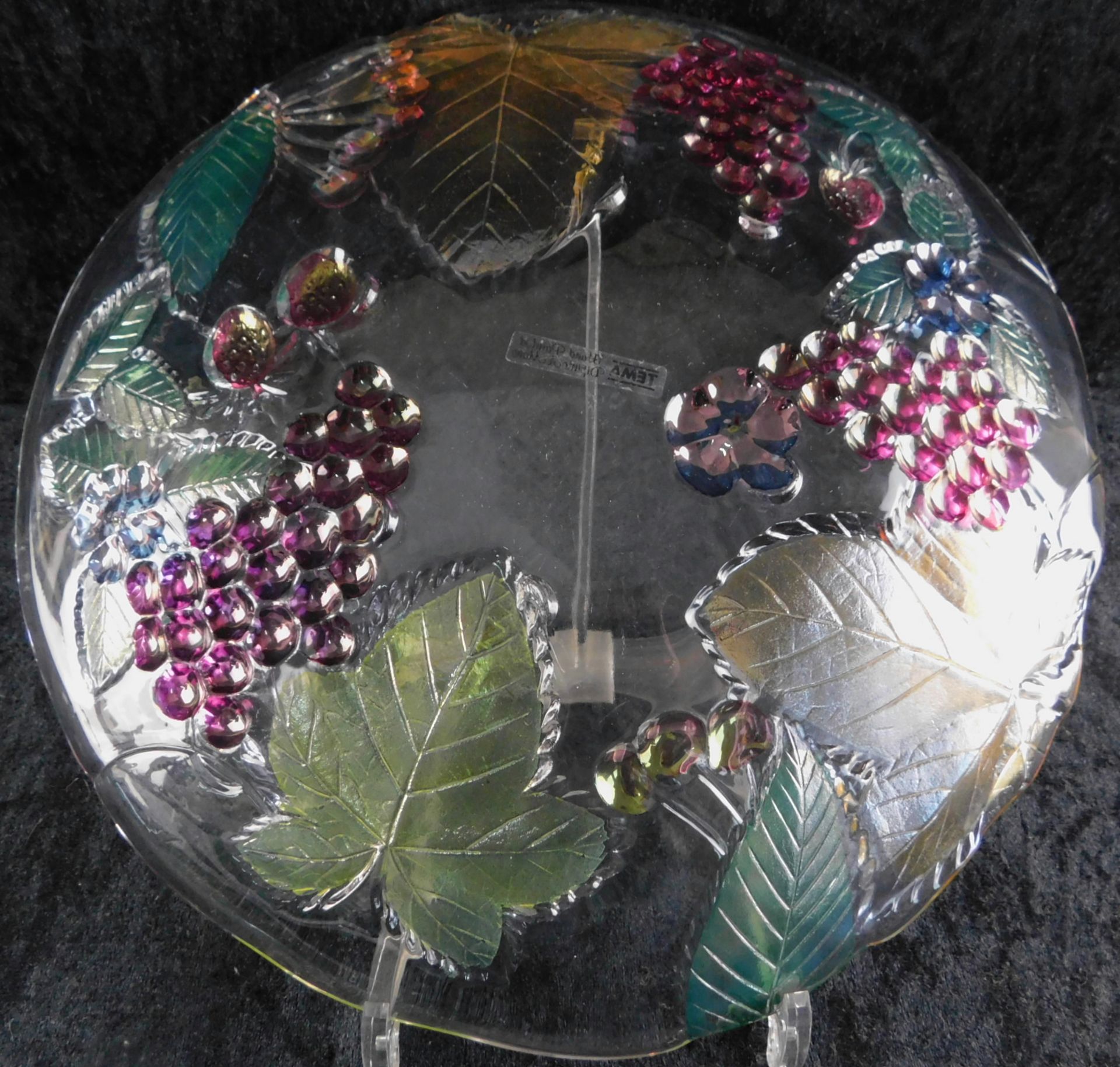 TEMA Zierteller, geschliffenes Glas, polychrom handbemalt, reliefiertes Weinrebendekor, Ø 32 cm - Bild 2 aus 2