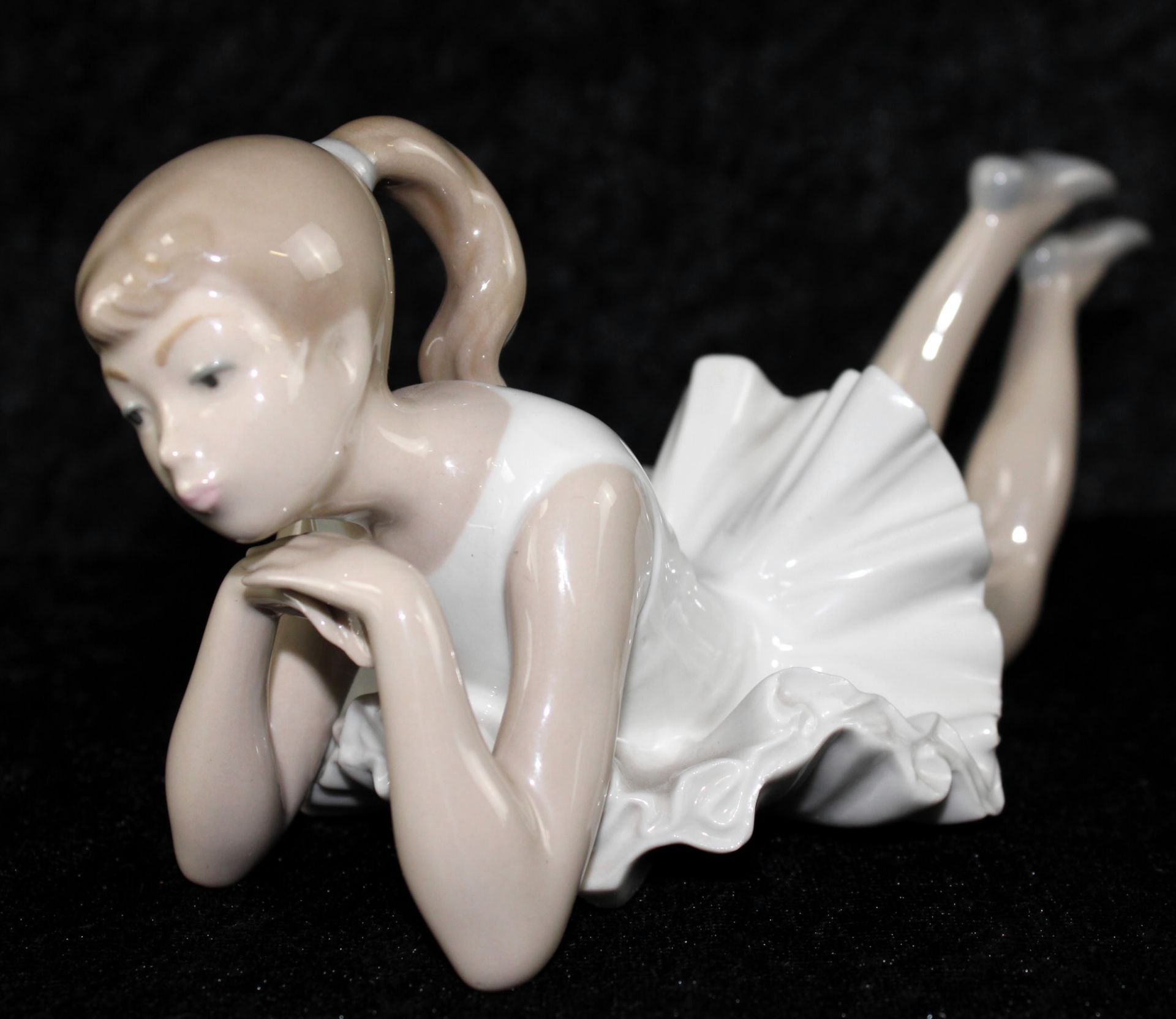Porzellanfigur, NAO Llardo, Spanien "Kleine Ballerina in Gedanken versunken" L: 22 cm