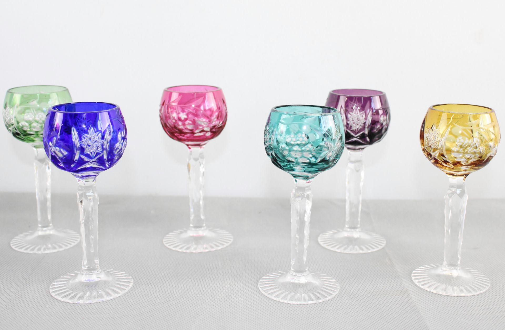6 Likörgläser, Glas geschliffen, farbig überfangen, H: 11,5 cm, Ø Rand 4 cm