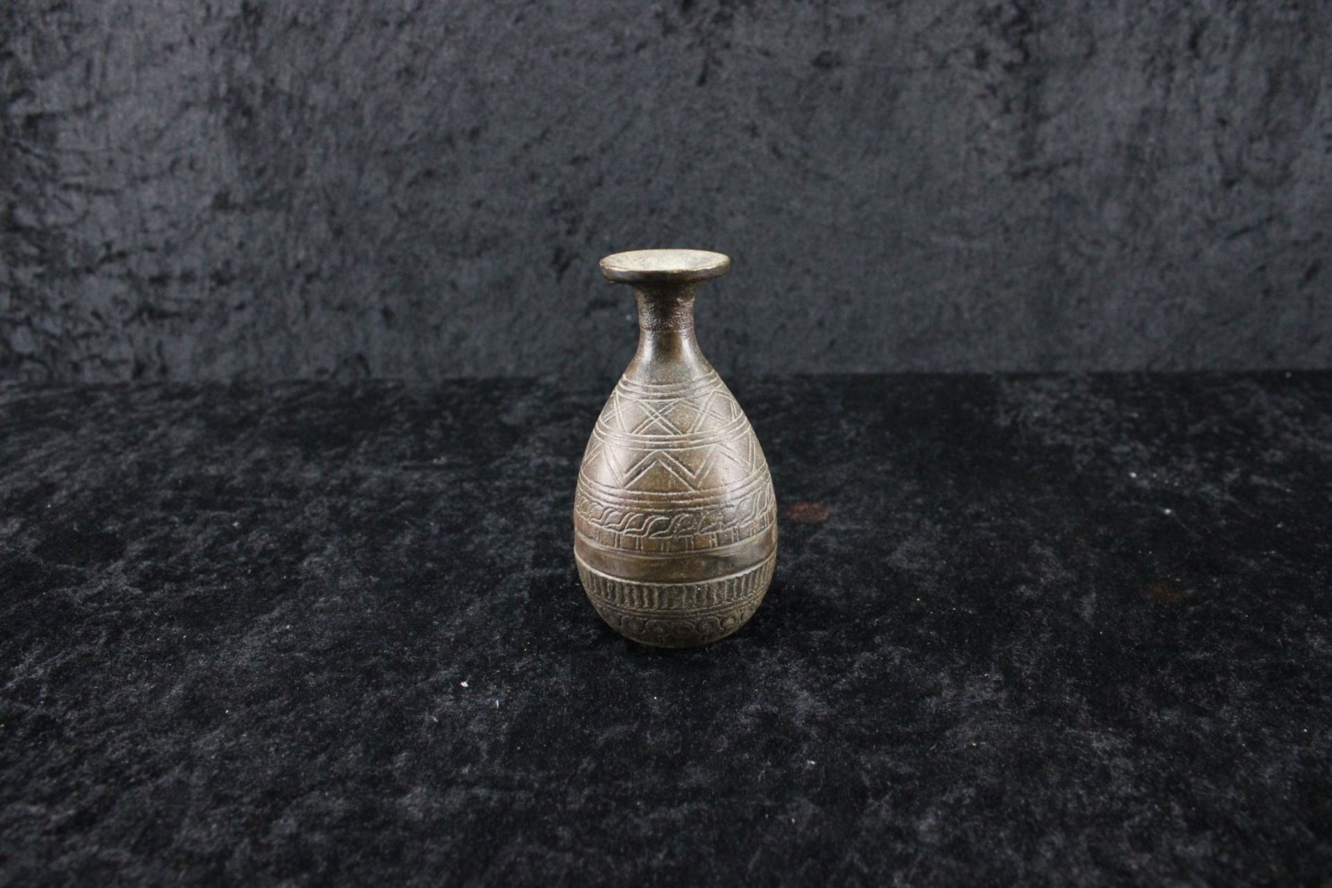 Chinesische kleine Vase, Bronze mit Reliefdekor, Jahrhundertwende
