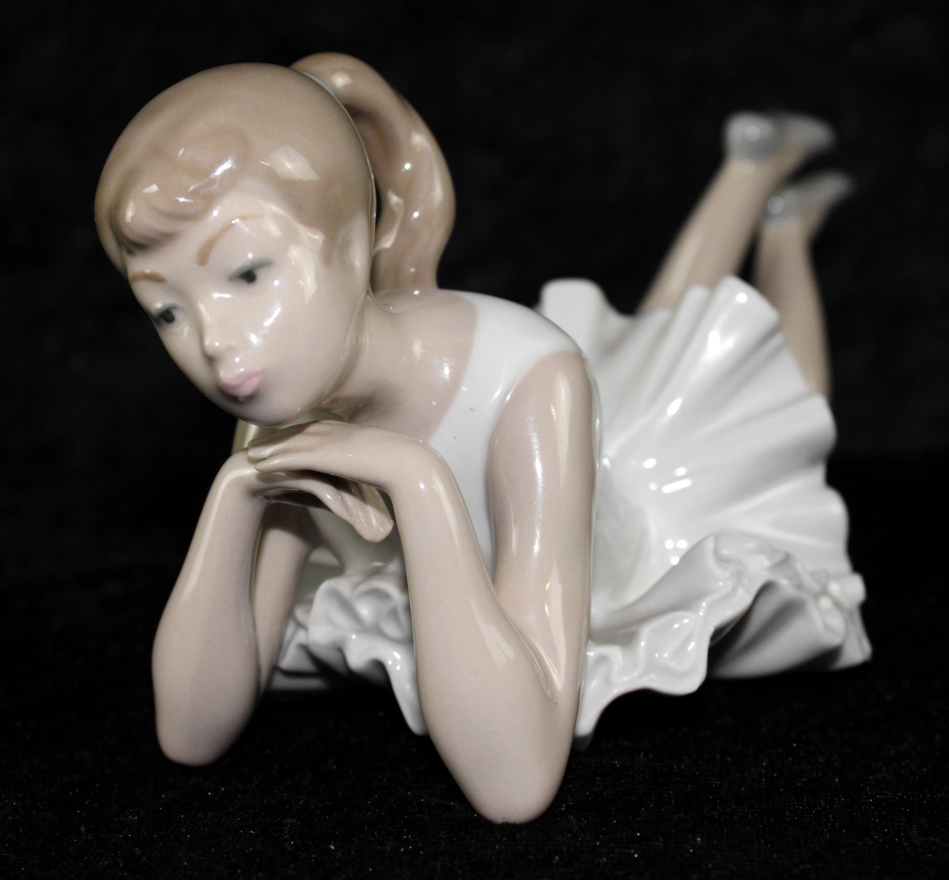 Porzellanfigur, NAO Llardo, Spanien "Kleine Ballerina in Gedanken versunken" L: 22 cm - Bild 2 aus 5