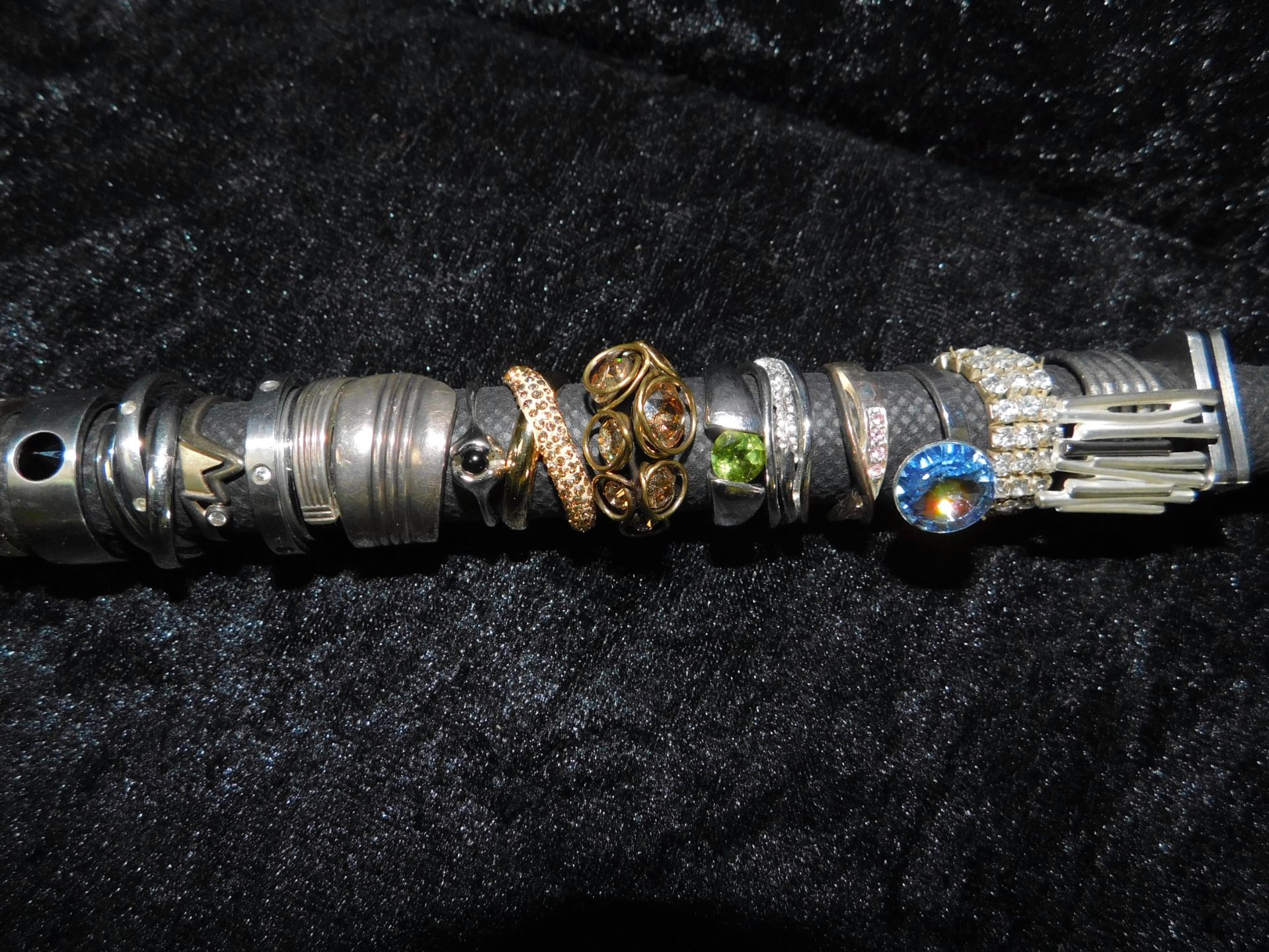 Posten Modeschmuck, 28 Ringe, gold-und silberfarben, Perlen, Strass-u. Schmucksteine - Bild 3 aus 3