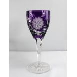 Großer Römer, geschliffenes Glas, violett überfangen, Blumen- u. Gitterdekor, H: 28,5 cm