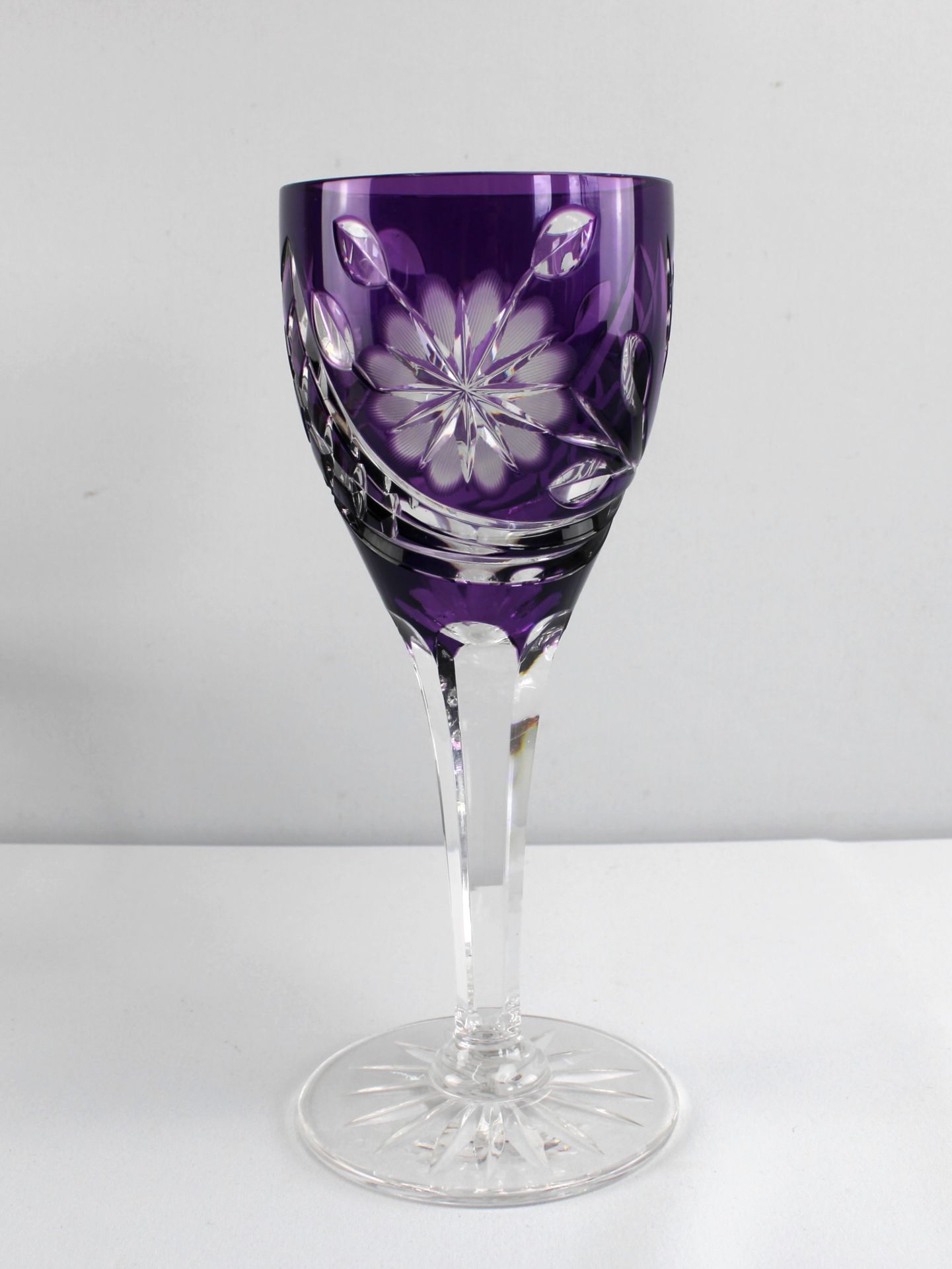 Großer Römer, geschliffenes Glas, violett überfangen, Blumen- u. Gitterdekor, H: 28,5 cm