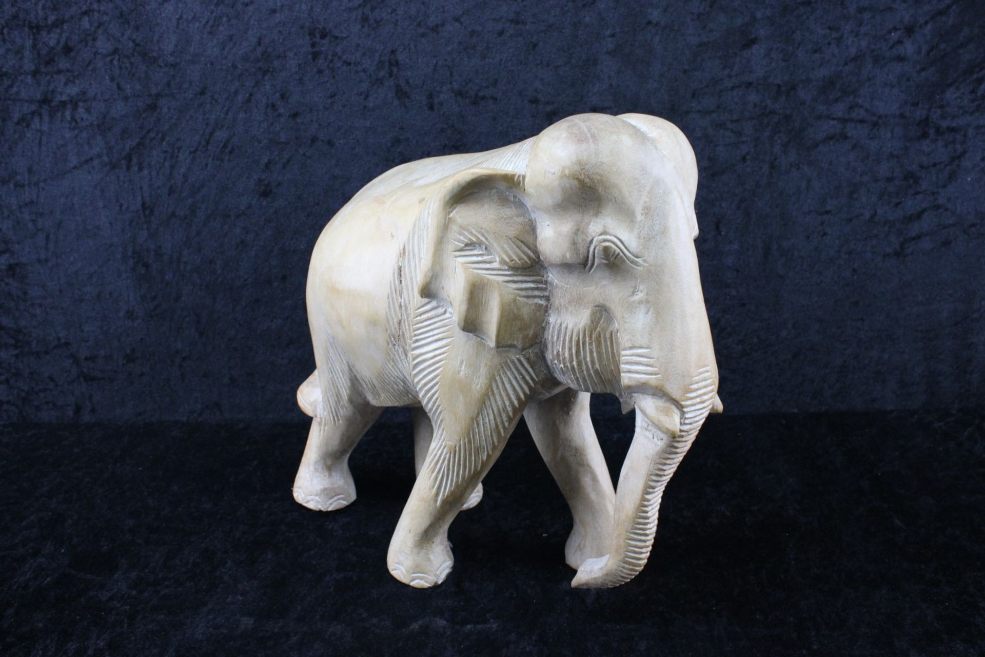 Großer "Schreitender Elefant", Afrikanische Holzskulptur, H:33,5 cm - Bild 2 aus 3