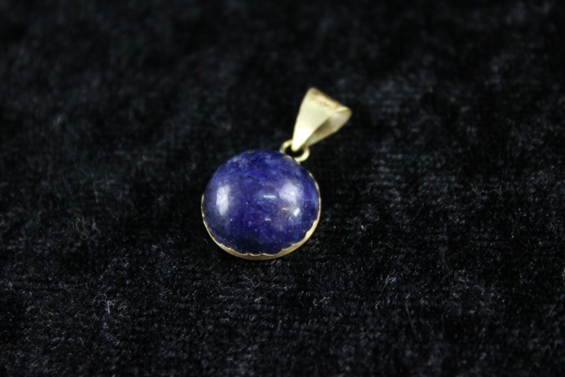 Lapislazuli Anhänger, Cabochonschliff, Ø 19 mm, 585er Gold, punziert, 20. Jh.