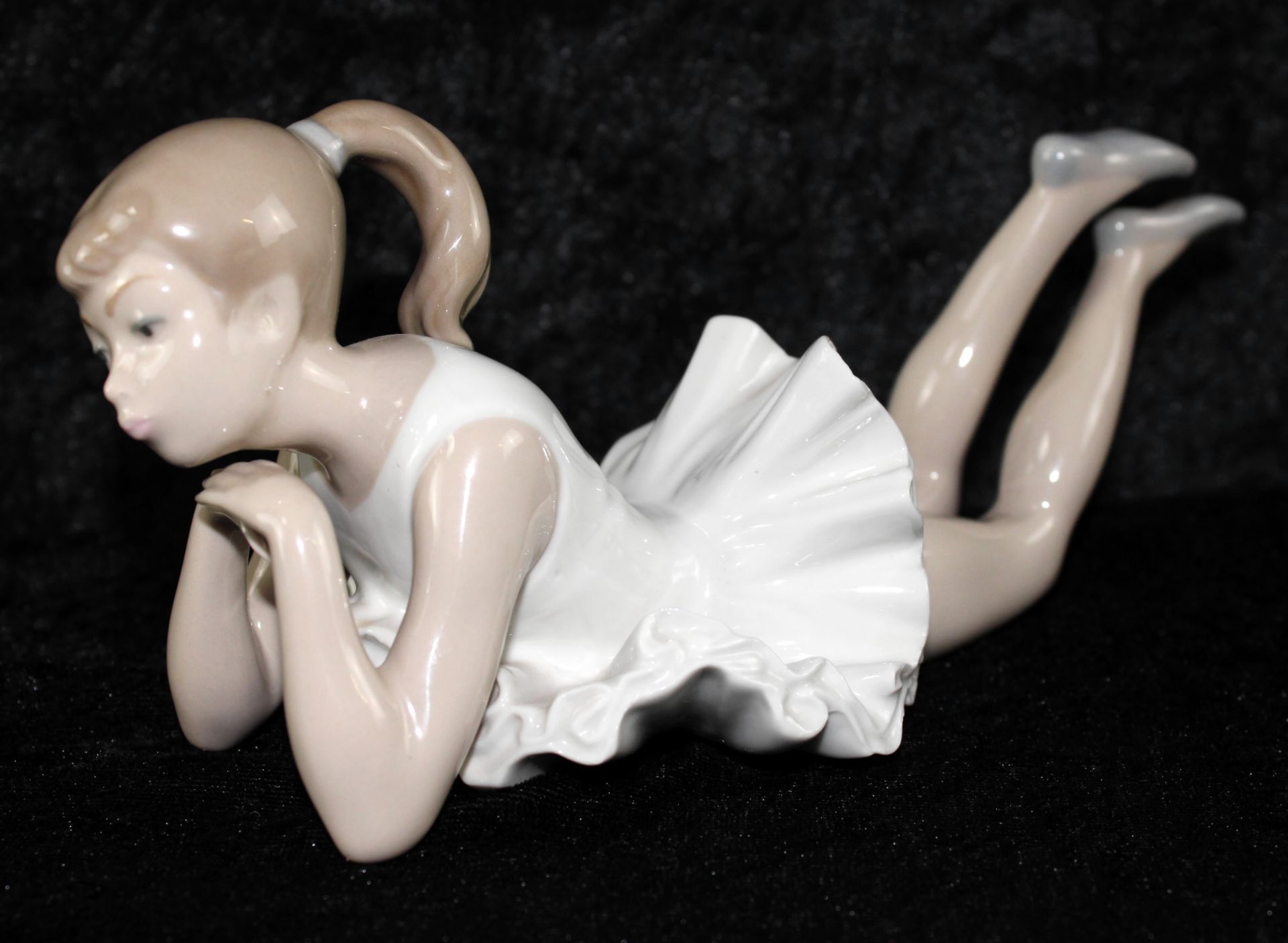 Porzellanfigur, NAO Llardo, Spanien "Kleine Ballerina in Gedanken versunken" L: 22 cm - Bild 5 aus 5