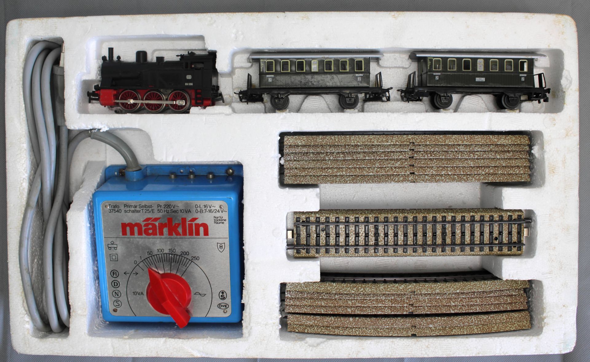 Märklin H0 Set -S 2920, Personenzug mit Gleisoval u. Transformator, wohl komplett, ungeprüft - Bild 2 aus 2