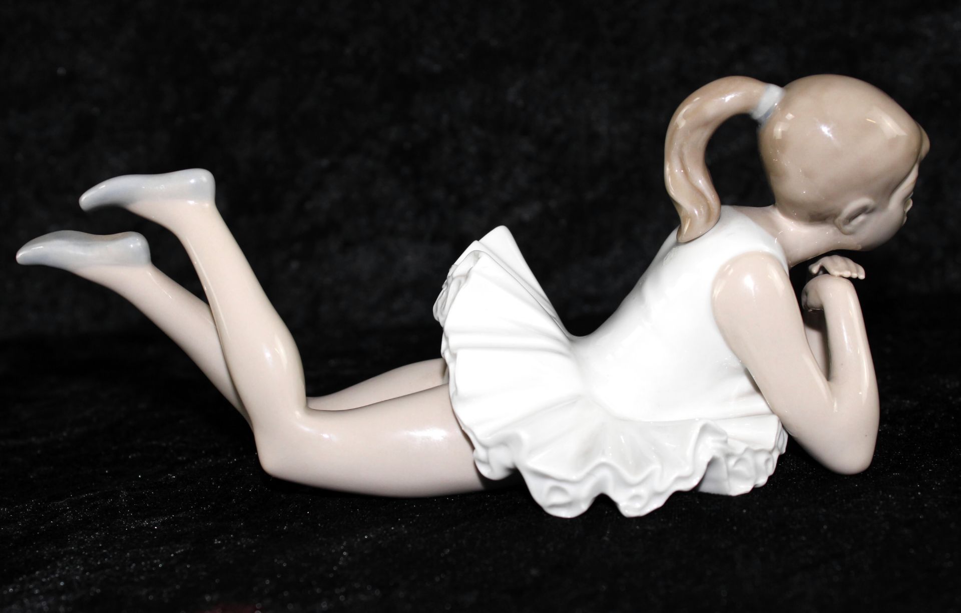 Porzellanfigur, NAO Llardo, Spanien "Kleine Ballerina in Gedanken versunken" L: 22 cm - Bild 3 aus 5