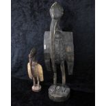 Paar IBIS-Vögel, Afrikanische Volkskunst, "Heiliger Ibis" Holz geschnitzt, H: 36 u. 68 cm, 20. Jh.
