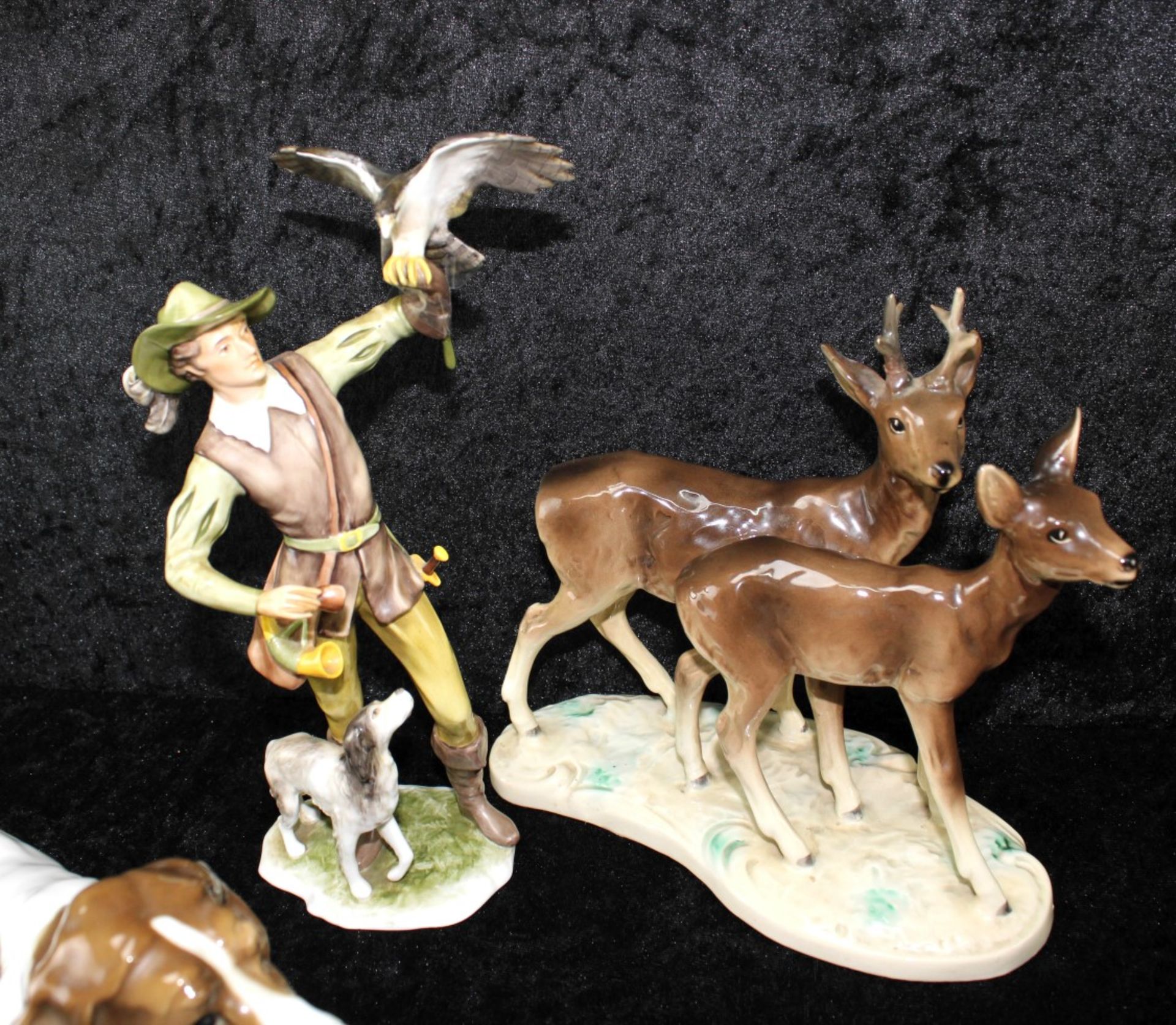 Jagdliche Keramik- und Porzellanfiguren, Falkner, Hunde, Rehe - Image 2 of 3