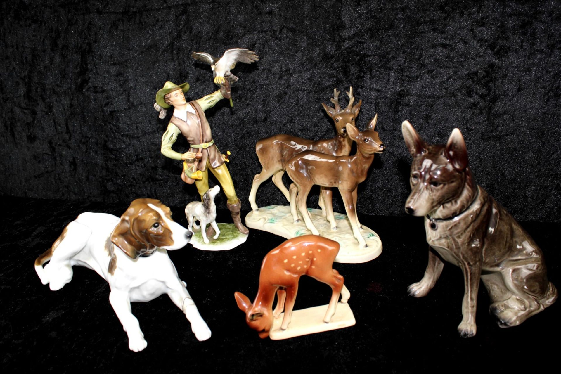 Jagdliche Keramik- und Porzellanfiguren, Falkner, Hunde, Rehe