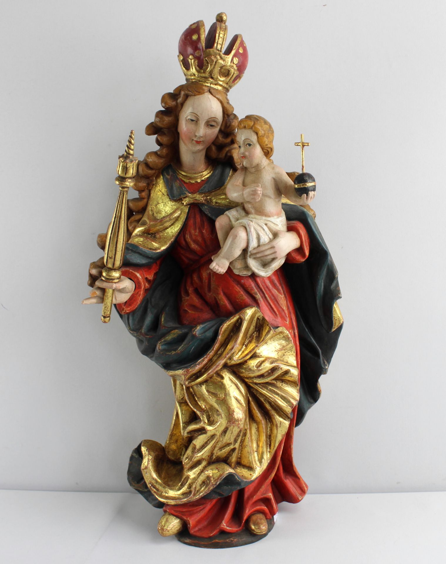"Madonna mit Kind" auf Engelskonsole, süddeutsch, Holz polychrome Fassung, partiell vergoldet, 2.H. - Image 2 of 6