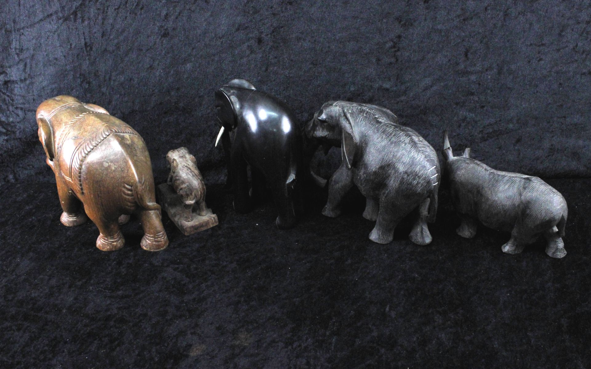 Konvolut, Afrikanische Tierfiguren, 4 Elefanten, 1 Nashorn, Holz geschnitzt, 20.Jh. - Bild 2 aus 3