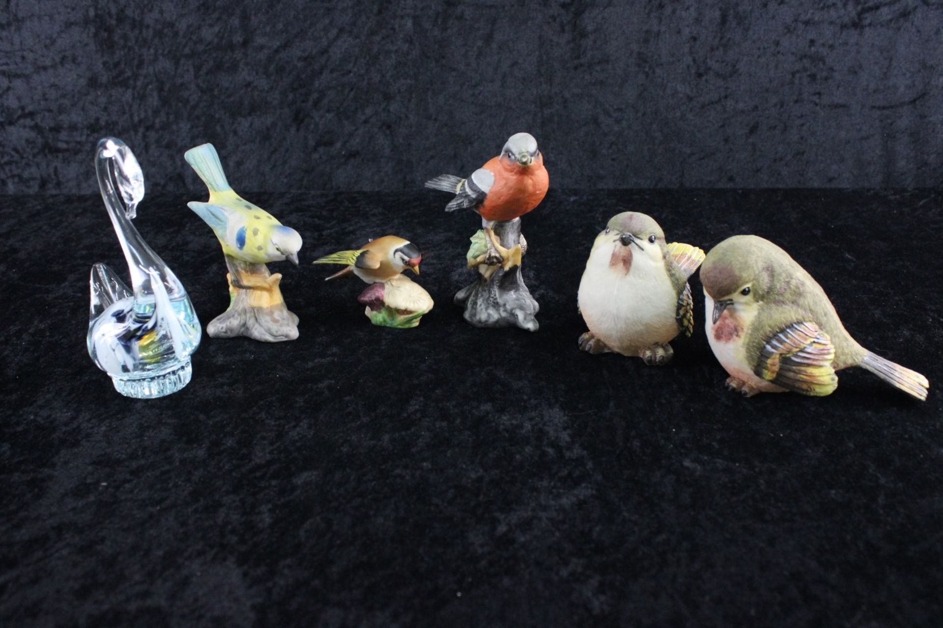 Versch. Vogelfiguren aus Keramik, Spatzen aus Kunstguss, Schwan aus Glas