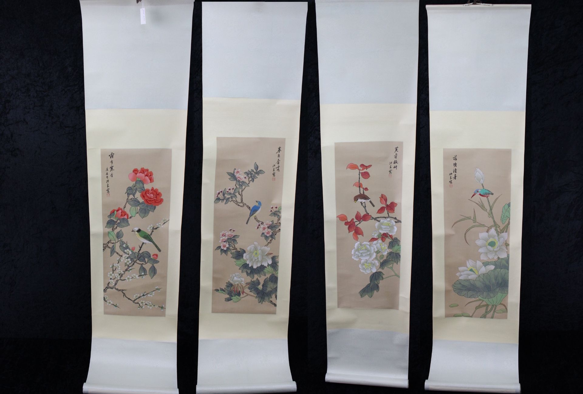 4 Chinesische Rollbilder, Blüten und Vogelmotive als farbige Tuschmalerei auf Seide