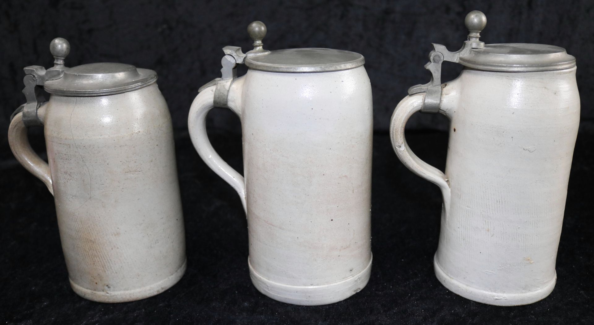 3 Keferloher-Bierkrüge, Keramik mit Zinndeckel, um 1820, H: 22 cm