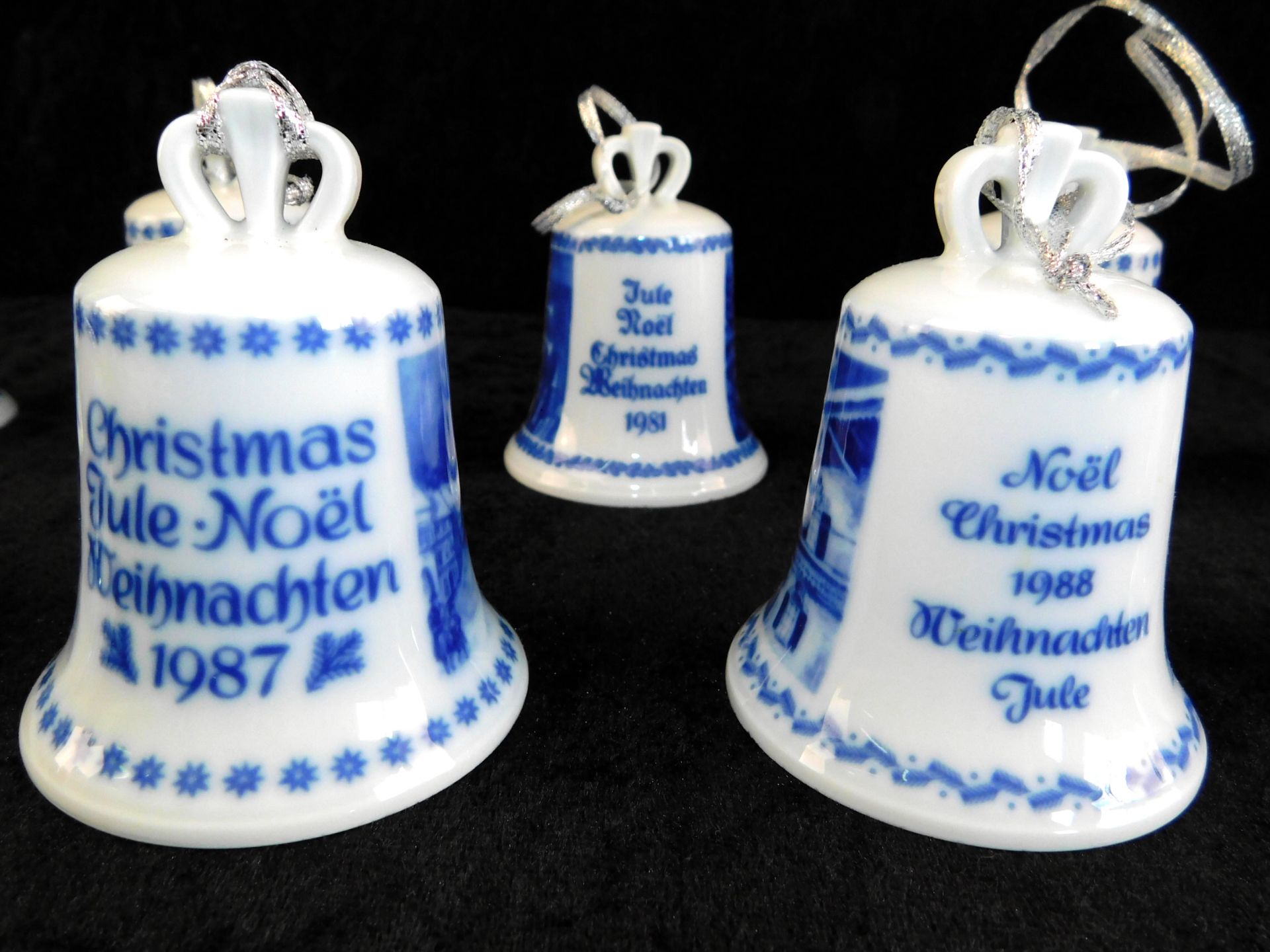 13 Weihnachtsglocken, 1978 bis 1990, Berlin Design Bremen, weißes Porzellan/blaue Unterglasurmalerei - Bild 2 aus 4