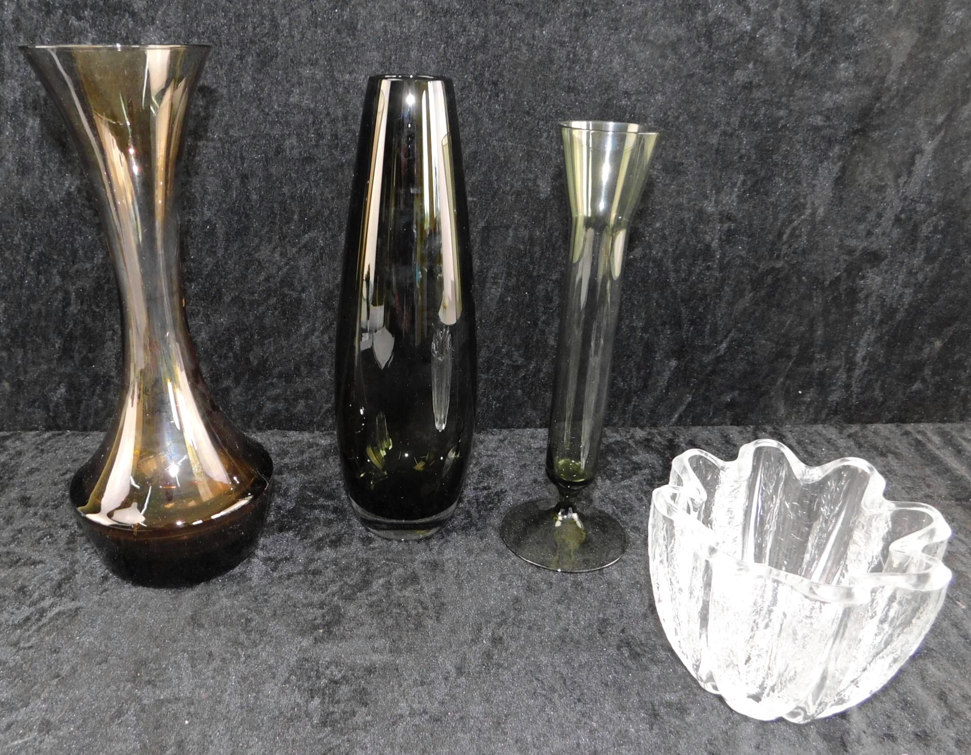 Konvolut 4 Vasen, farbloses Glas, teilweise schwarz überfangen, Höhe von 9 cm bis 26 cm, unbeschädig - Image 2 of 2