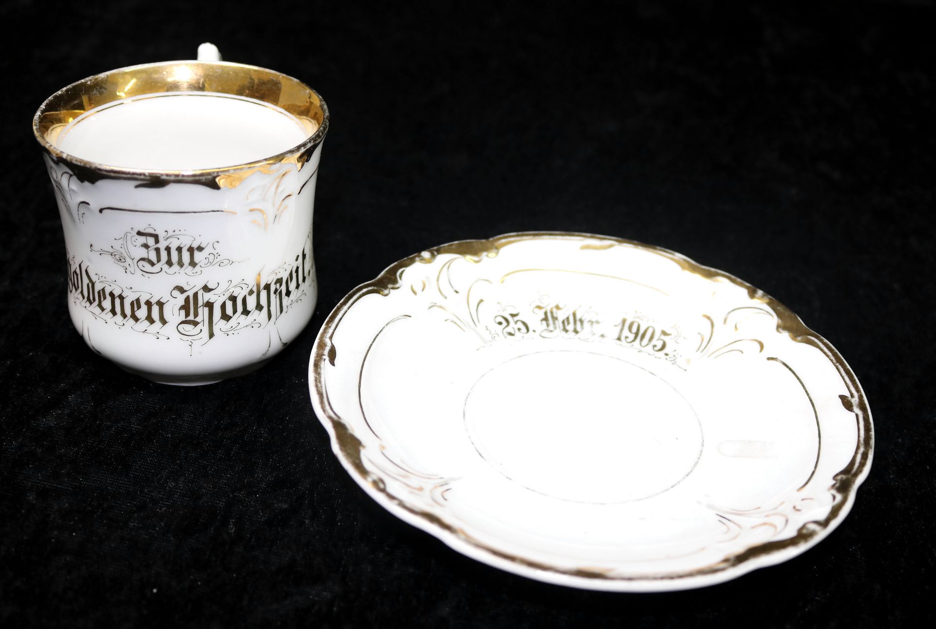 Hochzeitstasse "Zur Goldenen Hochzeit, 25. Febr. 1905", datiert, mit Untertasse, um 1900 - Image 3 of 3