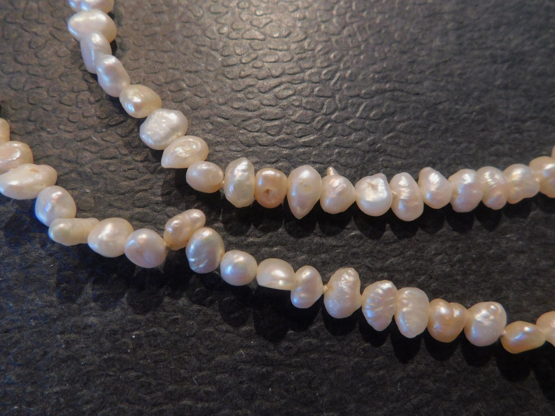 Perlenkette, Süßwasserzucht, um 1960, Länge ca. 80 cm - Image 2 of 2