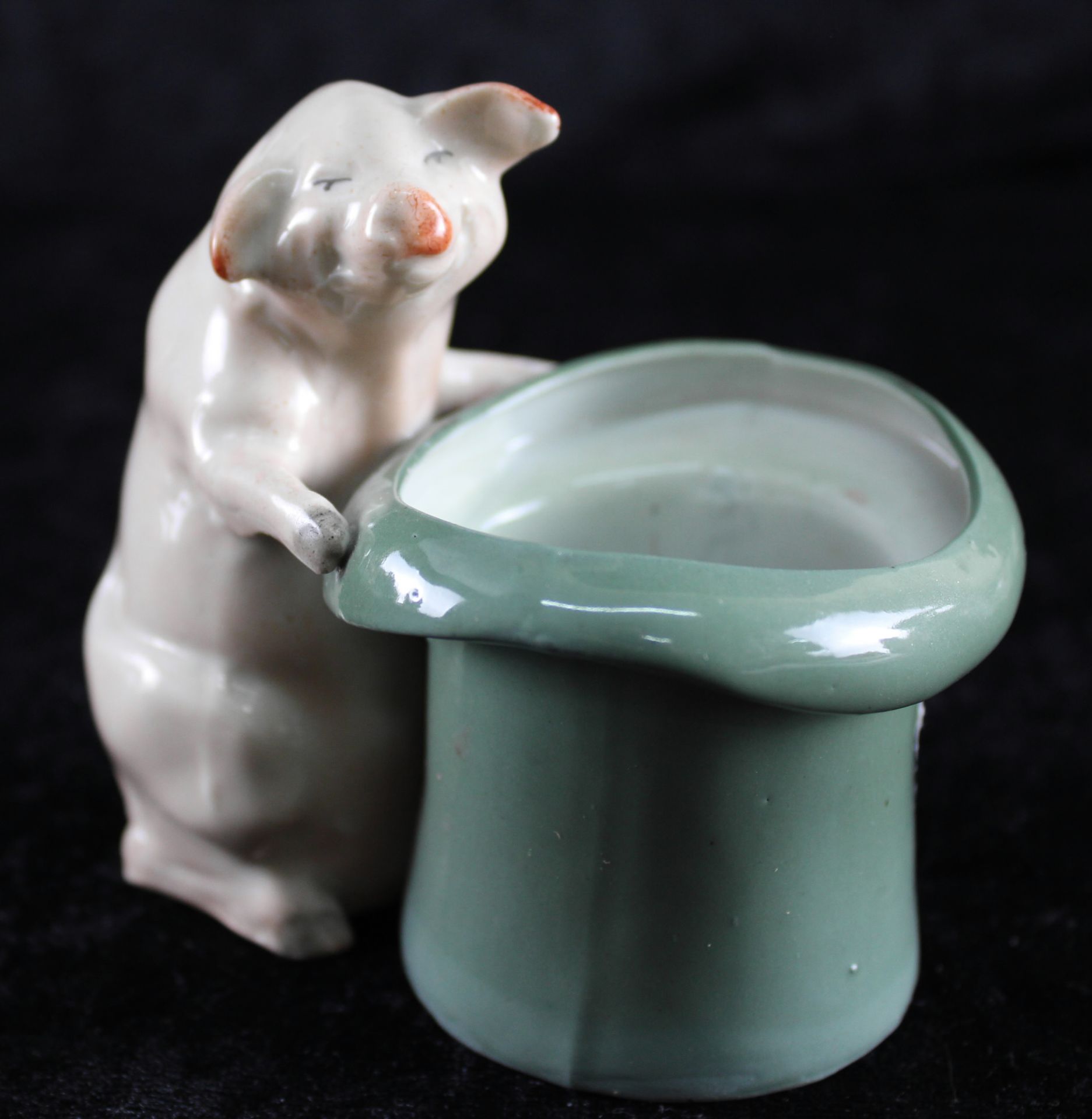 Keramik Schweinchen, deutsch, "Schweinchen vor großem Hut", um 1930, bester Erhaltungszustand