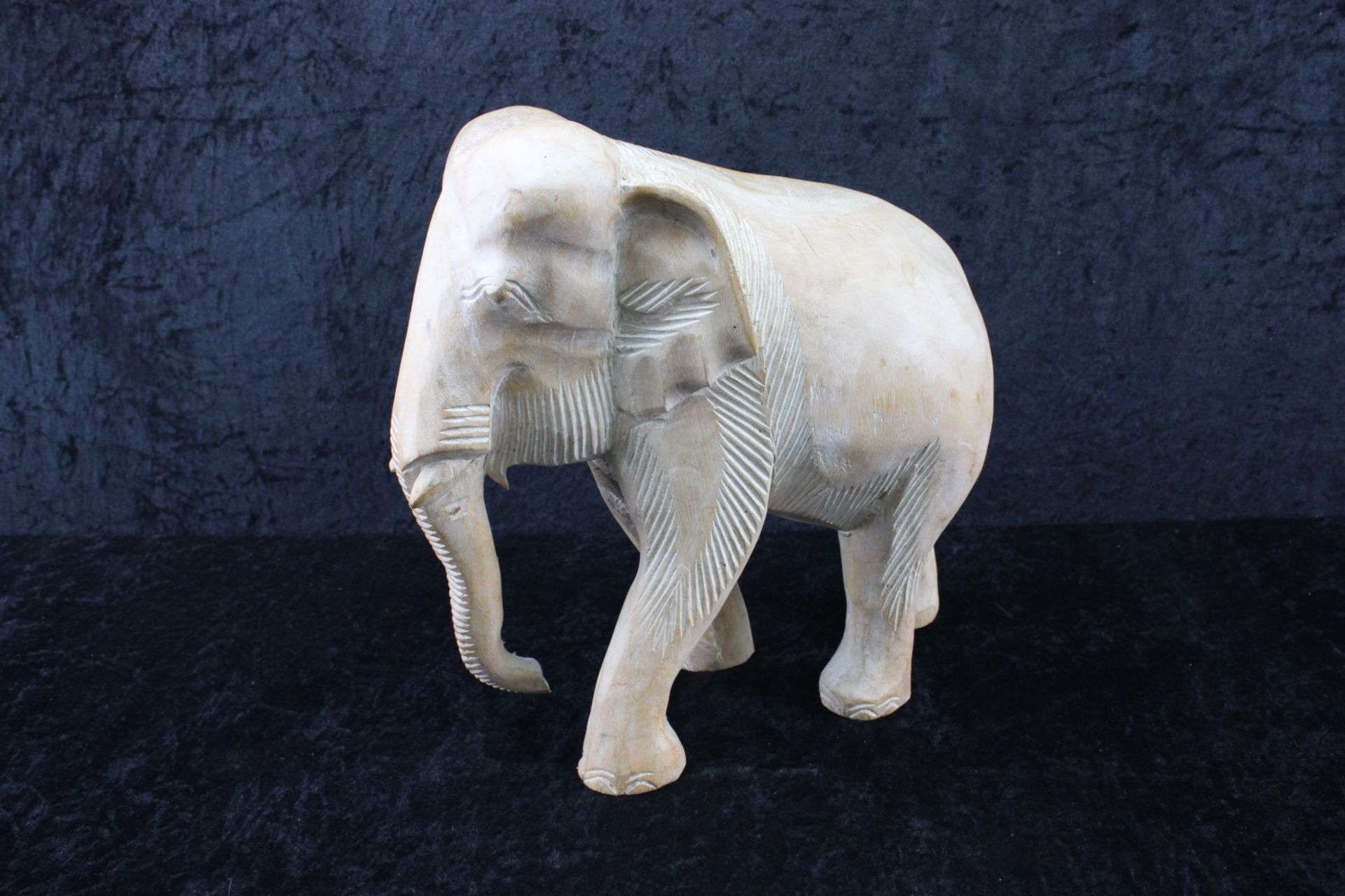 Großer "Schreitender Elefant", Afrikanische Holzskulptur, H:33,5 cm