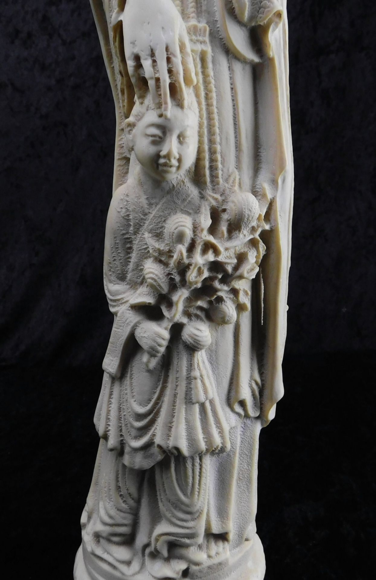 Paar Skulpturen, chinesische Darstellung, Eltern und Kinder, Kunststein. 20.Jh. - Image 5 of 6