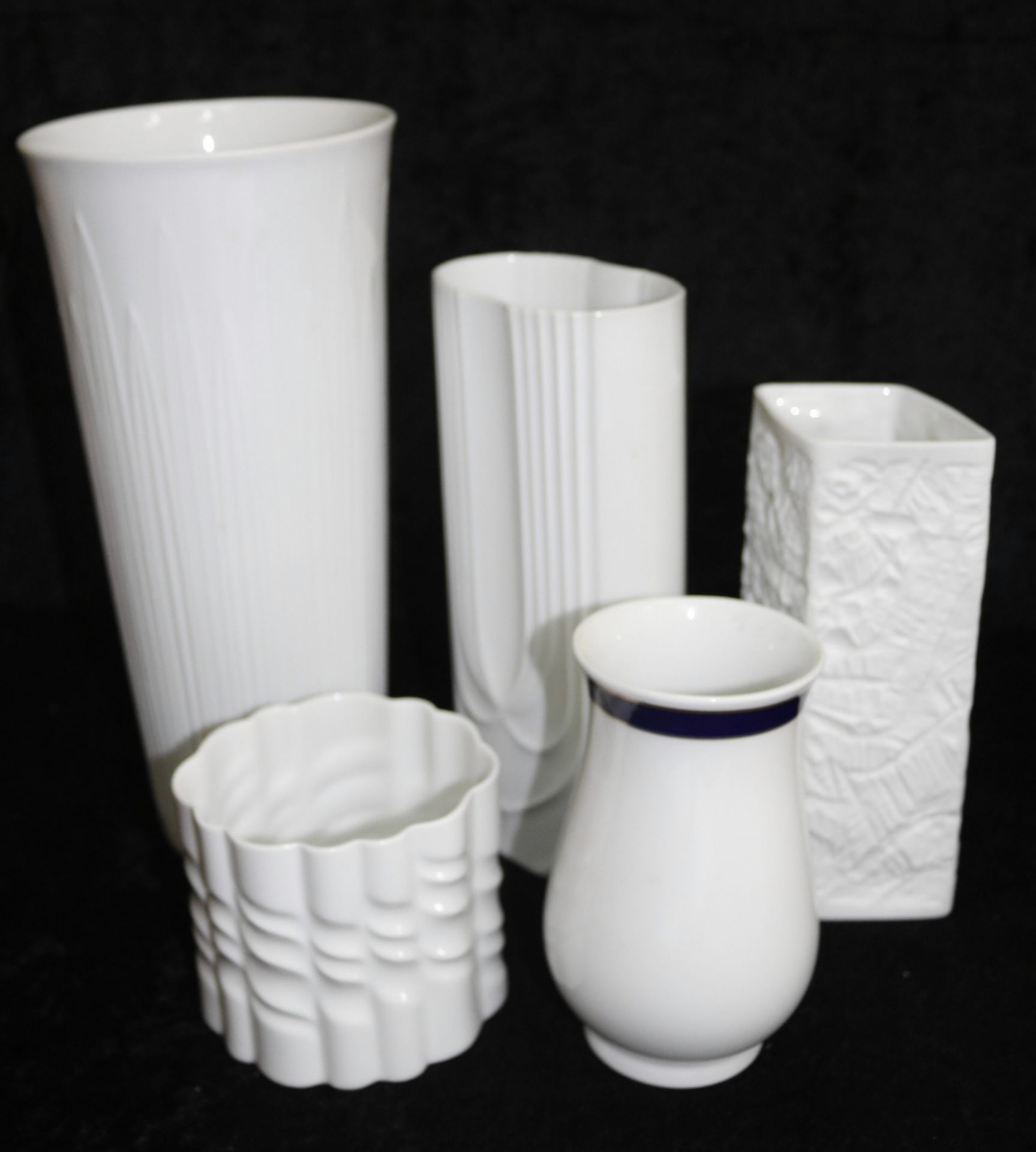 Hutschenreuther Vasen, Konvolut 5 tlg.,weißes Porzellan glasiert u. unglasiert, H: 10 bis 30 cm - Bild 2 aus 3