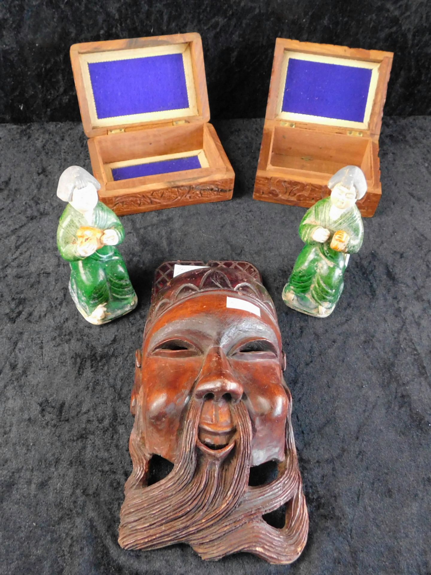 Konvolut 5-tlg., asiatische Holzmaske, 2 Keramikfiguren u. 2 Holzschatullen - Bild 2 aus 3