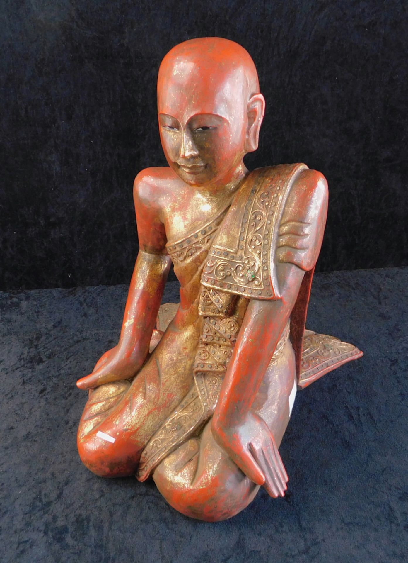 Sariputta, Schüler Buddhas, große kniende geschnitzte Holzfigur, H: 50 cm - Image 2 of 7
