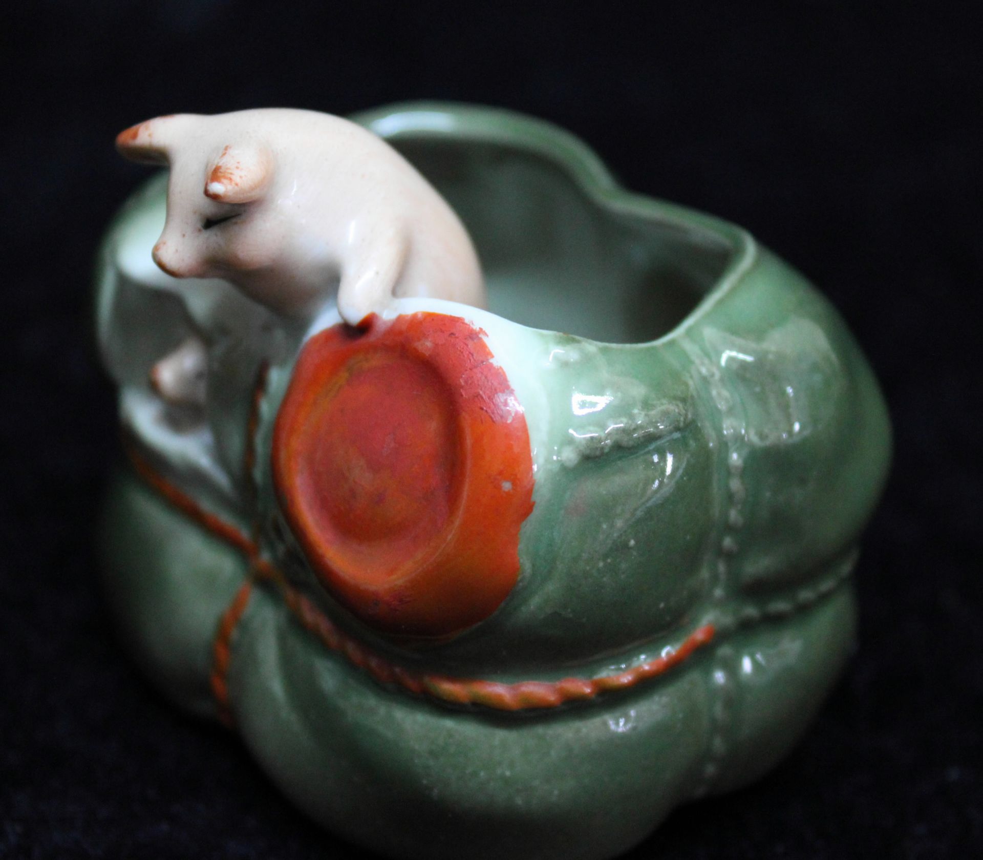 Keramik Schweinchen, deutsch, "Schweinchen in Paket", um 1930, bester Erhaltungszustand - Image 3 of 4