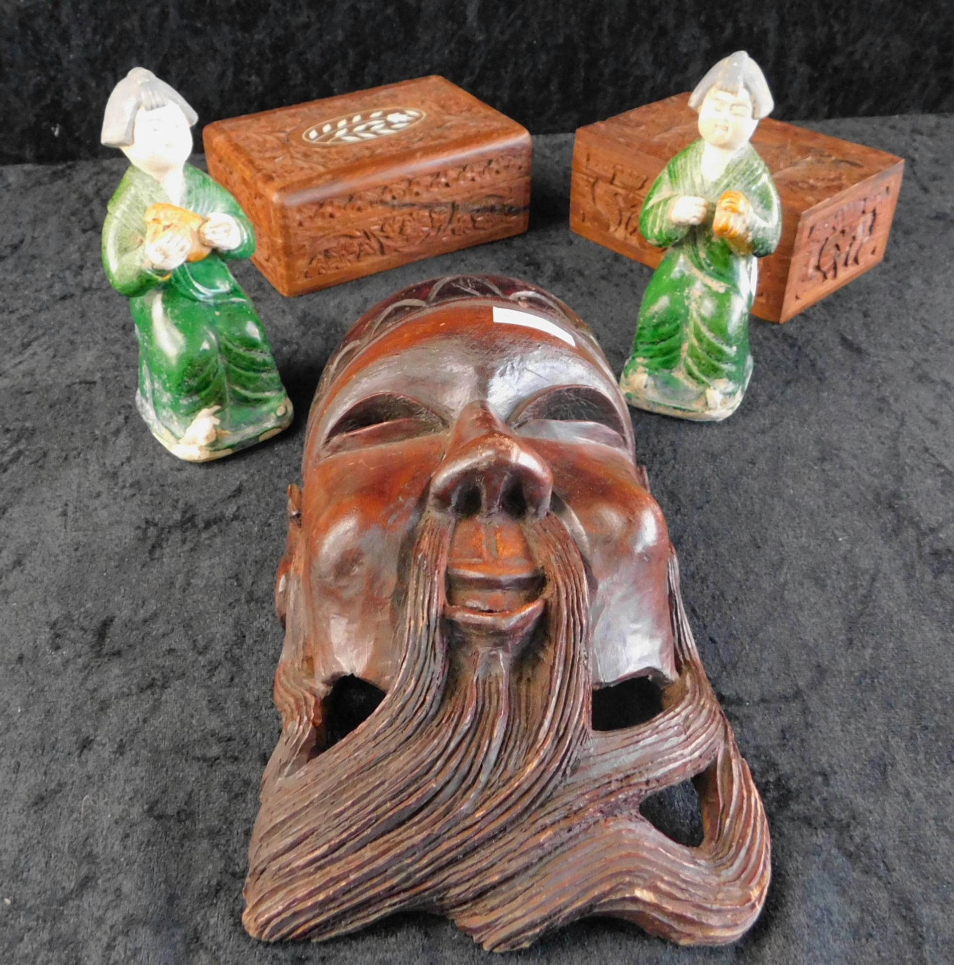 Konvolut 5-tlg., asiatische Holzmaske, 2 Keramikfiguren u. 2 Holzschatullen - Bild 3 aus 3