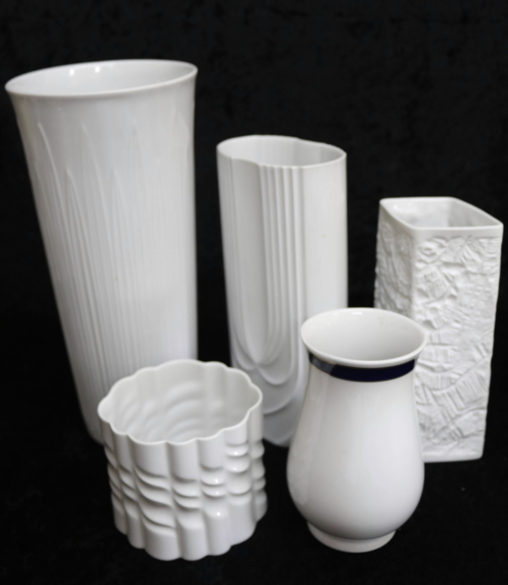 Hutschenreuther Vasen, Konvolut 5 tlg.,weißes Porzellan glasiert u. unglasiert, H: 10 bis 30 cm