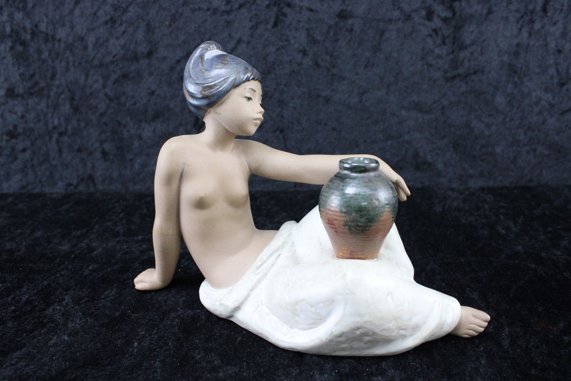 LLADRO Keramikfigur "Badendes Mädchen mit Krug"