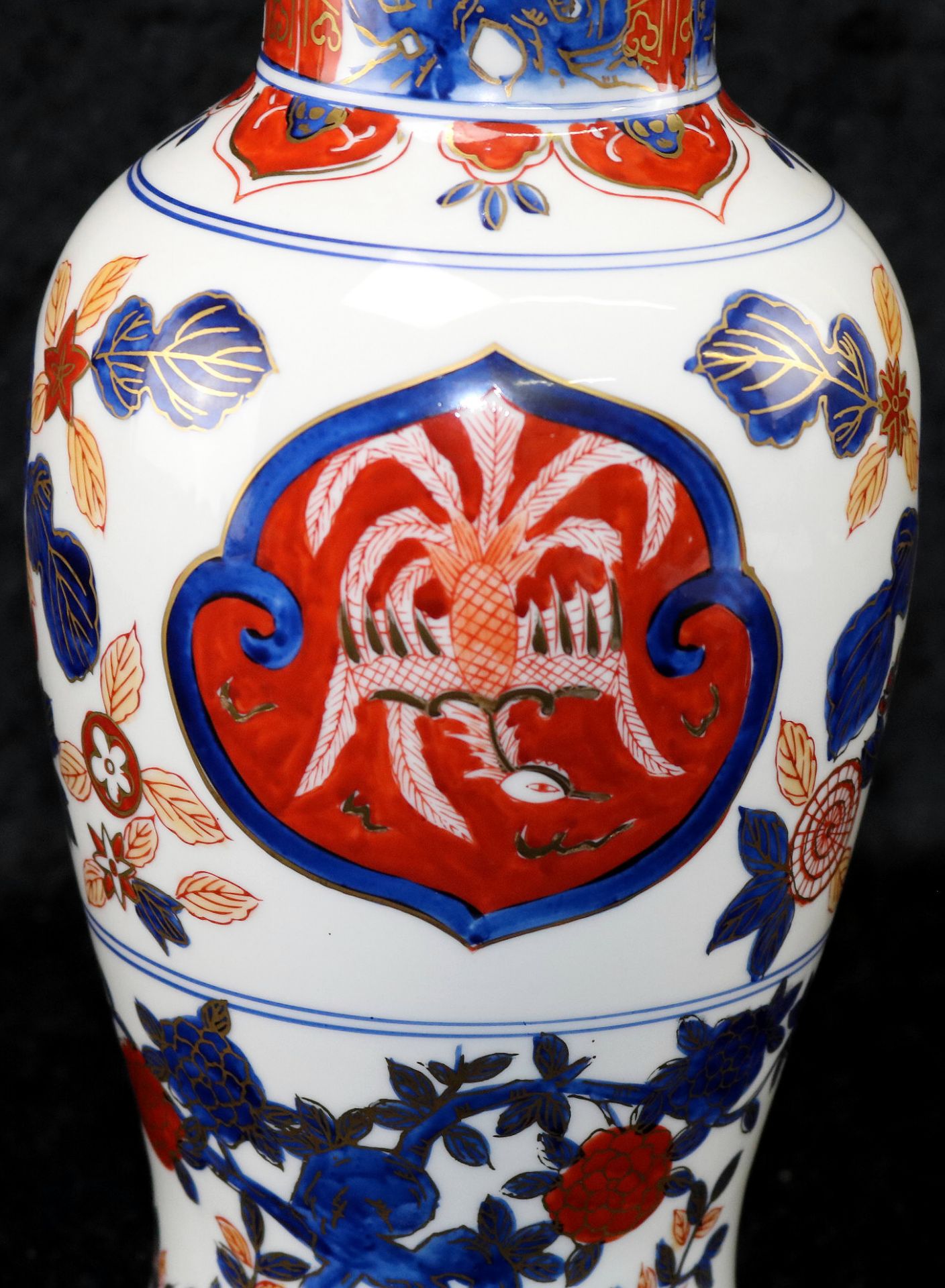 Porzellanvase, rot-blaue Bemalung mit Golddekor, chines. Stempel rot, 20. Jh. - Image 2 of 4
