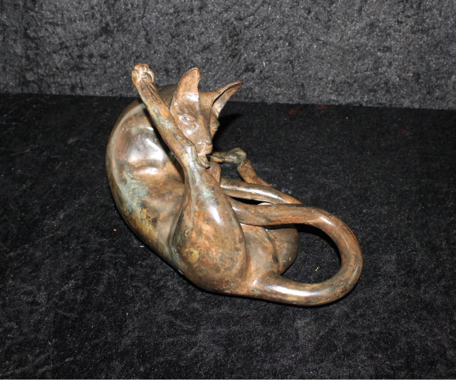 Pierre Chenet (20./21.Jh.) Bronzeplastik "Katze" L: 32 cm - Bild 3 aus 4