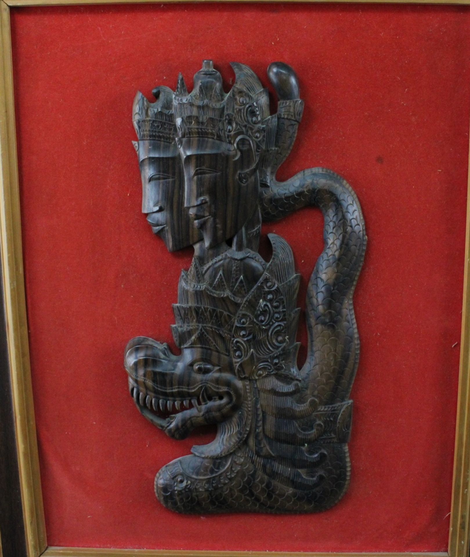 Thailändisches Holzrelief mit Drachen u. zwei bekrönten Personen, 20.Jh. - Bild 2 aus 2