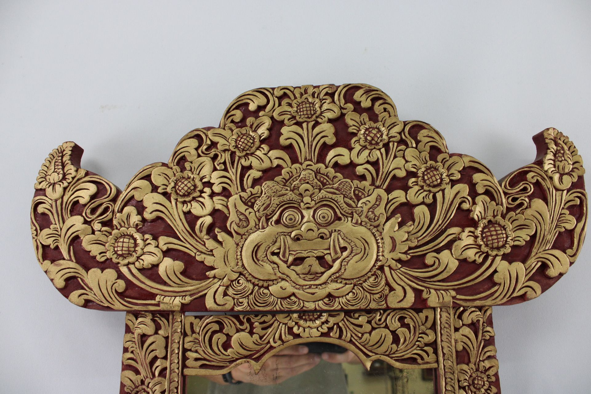 Kleiner asiatischer Spiegel im reliefierten Holzrahmen, Drachen-u.Blütenschnitzerei - Image 3 of 3