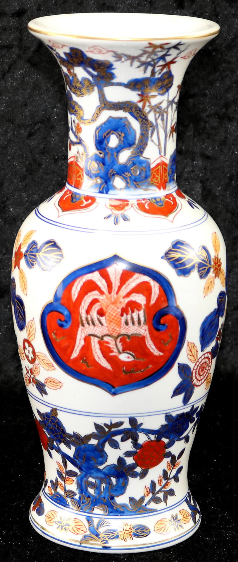 Porzellanvase, rot-blaue Bemalung mit Golddekor, chines. Stempel rot, 20. Jh.