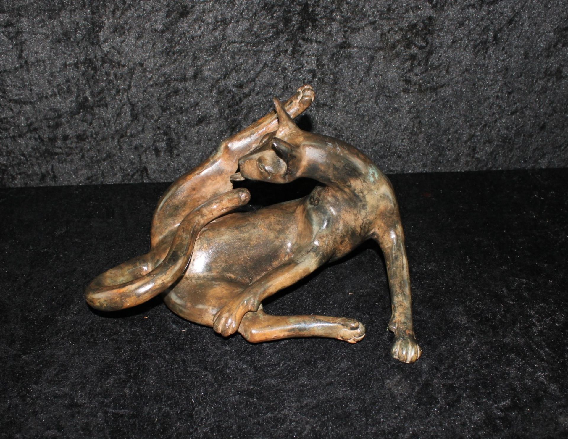 Pierre Chenet (20./21.Jh.) Bronzeplastik "Katze" L: 32 cm - Bild 2 aus 4