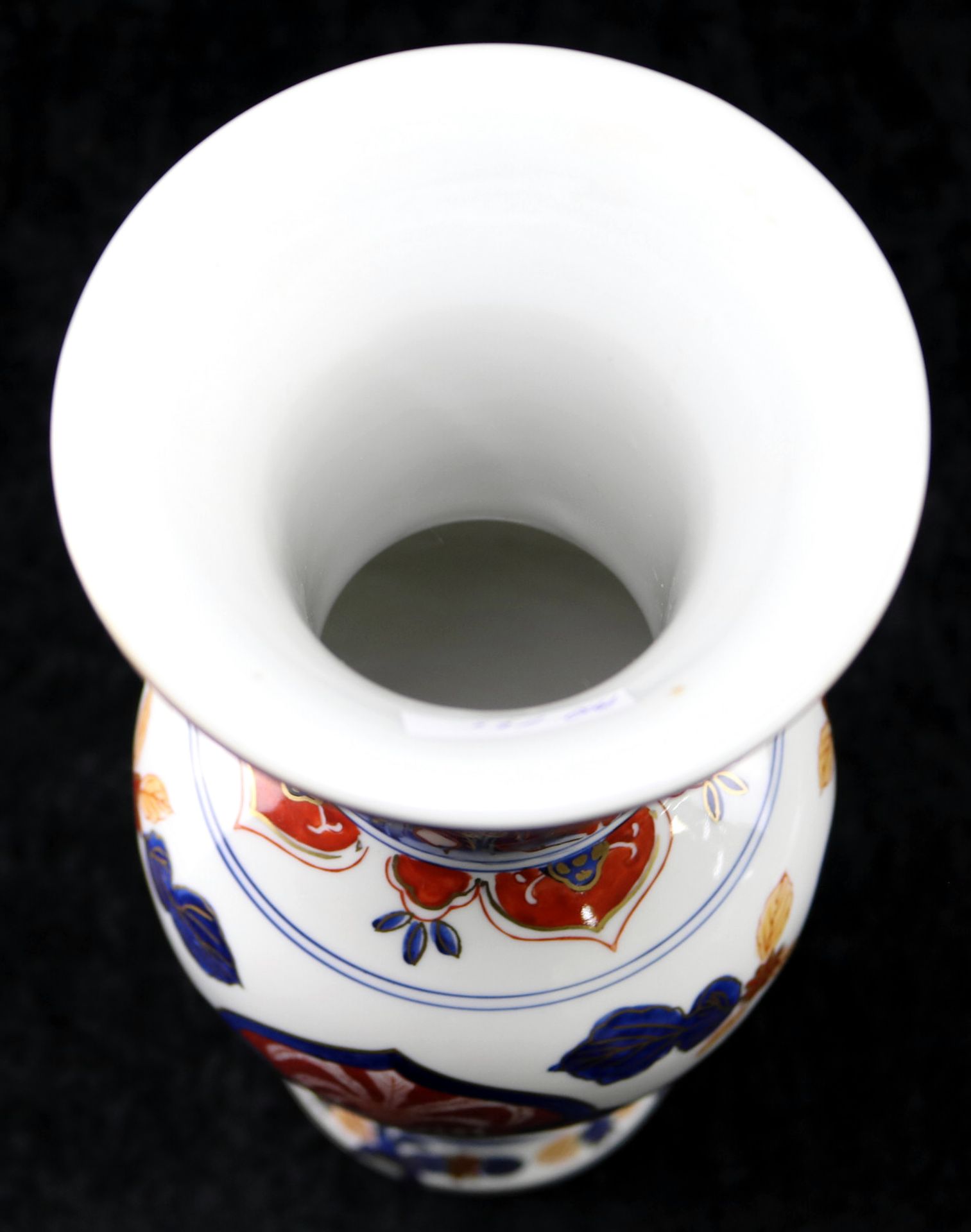 Porzellanvase, rot-blaue Bemalung mit Golddekor, chines. Stempel rot, 20. Jh. - Image 3 of 4