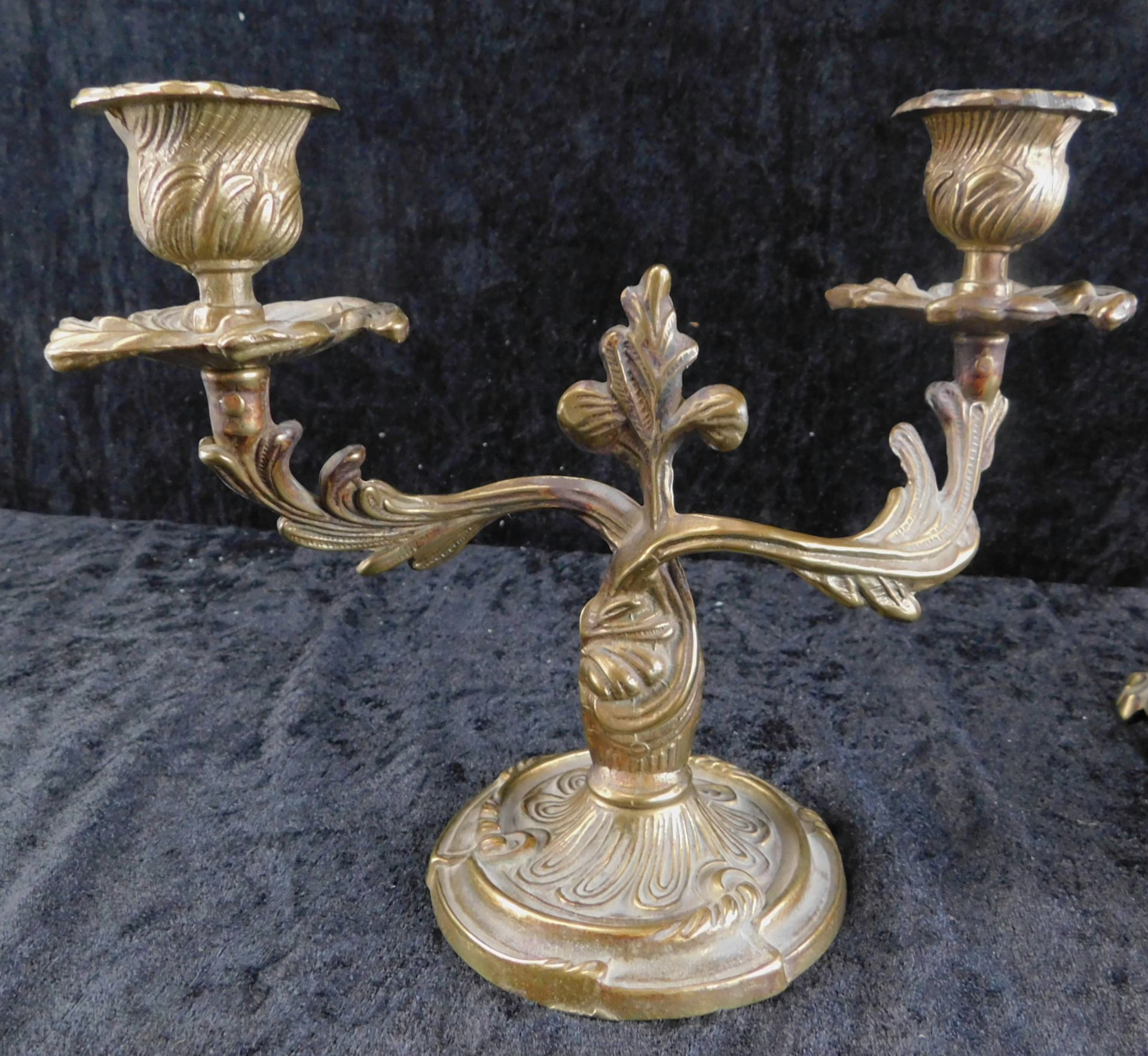 Tischspiegel mit 2 Kerzenhaltern, Messing, 2. H. 20.Jh., - Image 2 of 3